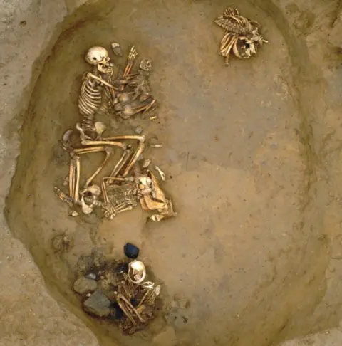 Reproduced with permission © Wessex Archaeology A Late Bronze Age burial pit from Cliffs End Farm in Kent