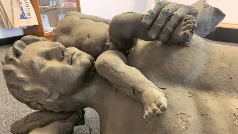 Turntable Gallery Grim and Havelok statue head