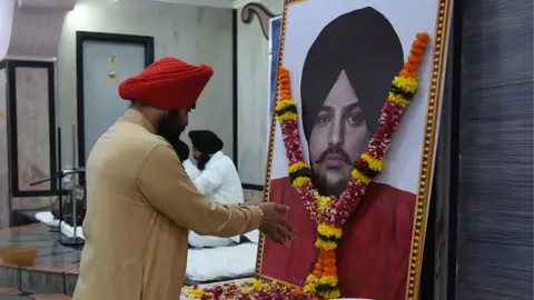 Getty Images Congress leader Charan Singh Sapra pays homage to Indian singer late Shubhdeep Singh Sidhu, popularly known as Sidhu Moose Wala, during a prayer meeting organised by Punjabi Global Foundation at the Gurudwara, Four Bungalows, Andheri, on June 7, 2022 in Mumbai, India.