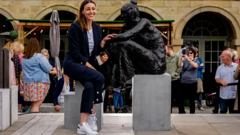 Charlotte Graham Suranne Jones with the statue