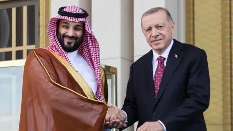 Reuters Saudi Crown Prince Mohammed bin Salman (L) shakes hands with Turkish President Recep Tayyip Erdogan (R) in Ankara, Turkey (22 June 2022)