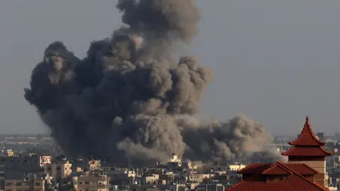 Getty Images Una fotografía tomada desde Rafah muestra humo elevándose sobre Khan Yunis durante el bombardeo israelí el 24 de enero de 2024.