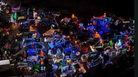 JOE CULLEN PHOTOGRAPHY Tractors in Christmas convoy