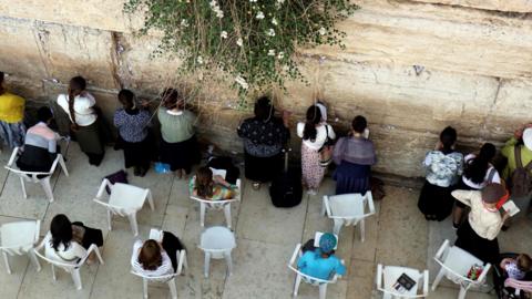 Western Wall: Jewish Women Clash Over Prayer Rights - BBC News