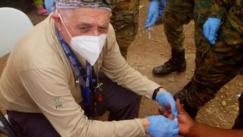 Gorgas Institute Dr José Antonio Suárez treating a patient in the Darien Gap