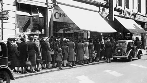 Birds bakery Queues in 1941