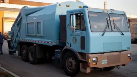 Electrek electric garbage truck