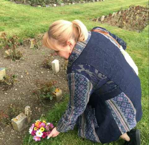 Jo Vigor-Mungovin Jo Vigor-Mungovin lays flowers at the possible grave of Joseph Merrick