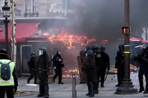 Reuters Fouquet's blaze, 16 March 19