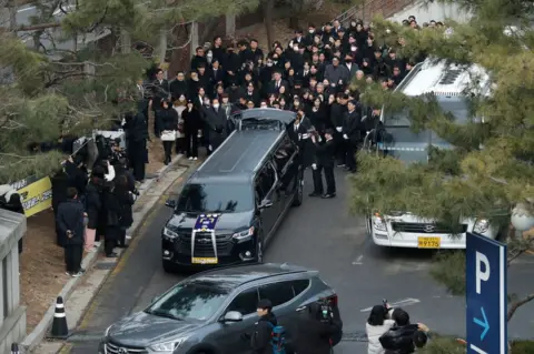 Getty Images The hearse carrying the casket of late South Korean actor Lee Sun-kyun leaves a funeral hall after his funeral ceremony at the Seoul National University Hospital in Seoul on December 29, 2023.