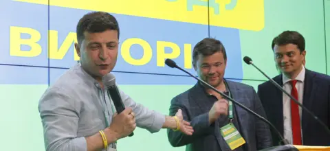 Getty Images President Zelensky (L) with Servant of the People party allies, 21 Jul 19