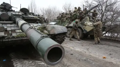 Getty Images Ukrainian servicemen get ready to repel an attack in Ukraine's Luhansk region. Photo: 24 February 2022