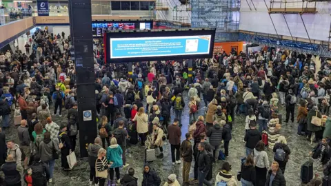 Euston station Major train disruption after signal failure