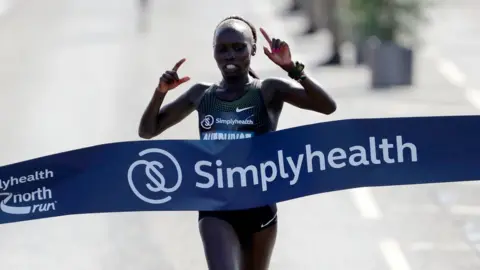 Getty Images Vivian Cheruiyot taking victory in the women's elite race