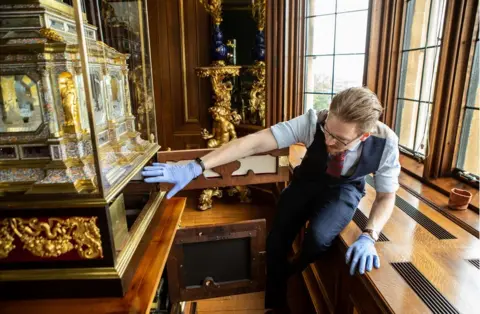 Antonio Olmos Fjodor points out the inner workings of a large organ clock