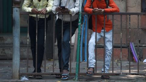 Why smartphones are skewing young Indians’ ideas of sex - BBC News