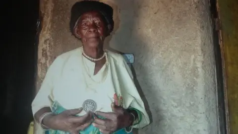 JP Bucyensenge Zura Karuhimbi with her medal