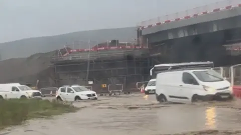 Nia Jones cars on flooded rood