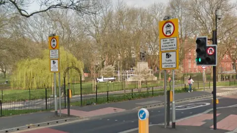 Google Oxford Road bus lane