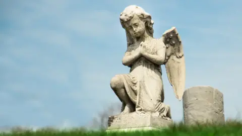 littleny/Thinkstock Child's grave