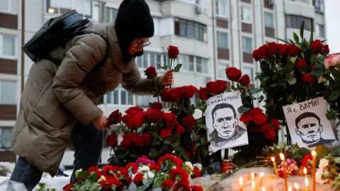 Reuters Bir kadın Alexei Navalny'nin anısına çiçek bıraktı