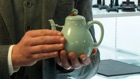 Duke's Auctions Teapot