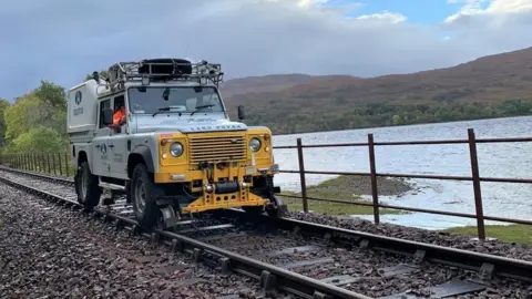 Network Rail Land Rover