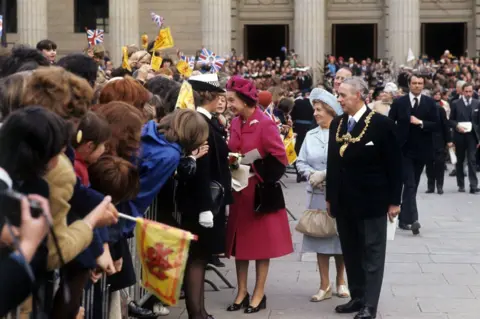 Alamy The Queen on a walkabout among the crowds during her Silver Jubilee Tour