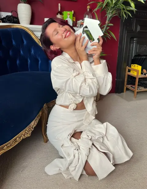 Official Charts Company Raye with her number one award