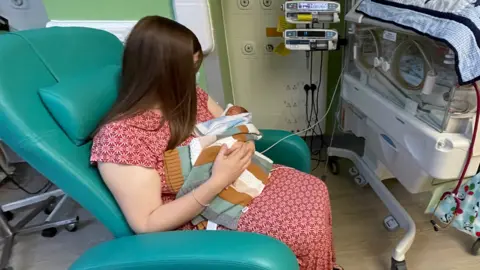 Shaun Whitmore/BBC Mum and baby on neonatal ward