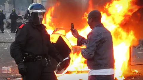 Getty Images man takes picture of police officer