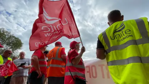 Jamie Niblock/BBC Felixstowe picket line