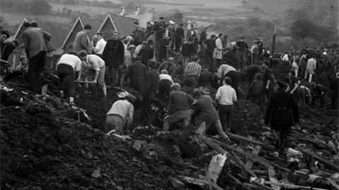 Aberfan disaster: 50th anniversary marked with silence - BBC News