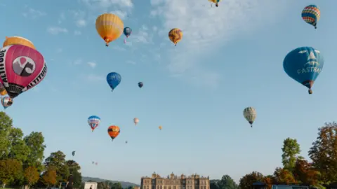 Longleat/Tom Anders Hot air balloons in the sky