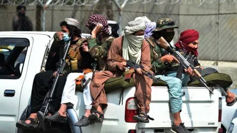 Getty Images Taliban fighters on guard outside Kabul's aiport