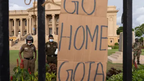 Getty Images Sri Lankan police officers stand guard at President Gotabaya Rajapaksa's office on April 23, 2022 in Colombo, Sri Lanka.