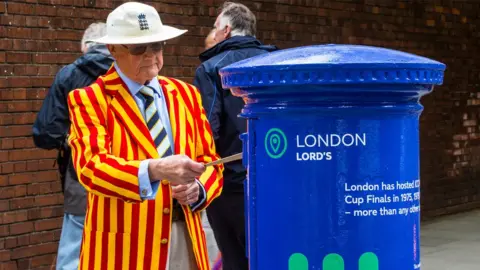 Royal Maiil St Johns Wood postbox