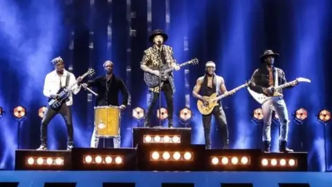 Andres Putting Waylon