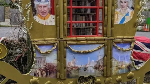 Sarah Morgan Bradford Abbas phone box coach