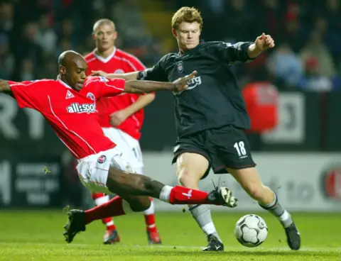 Getty Images Richard Rufus tackles John Arne Riise