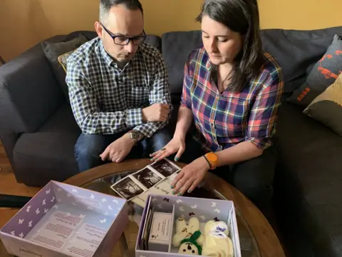 Laura Brody and Lawrence White looking at their memory box