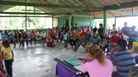 Fernanda Moreira The Mangabal community meets to discuss the demarcation.