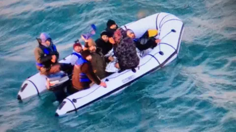 Marine nationale Migrants in boat