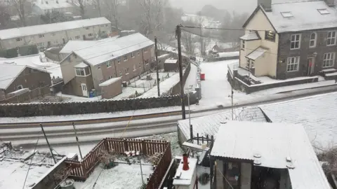 Dyn Tywydd | BBC Weather Watchers Snowy rooftops and road at Blaenau Ffestiniog