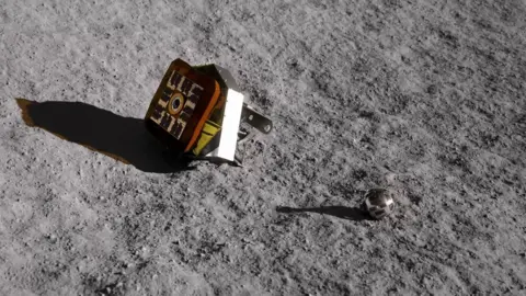 Una impresión artística de los dos vehículos espaciales JAXA en la Luna