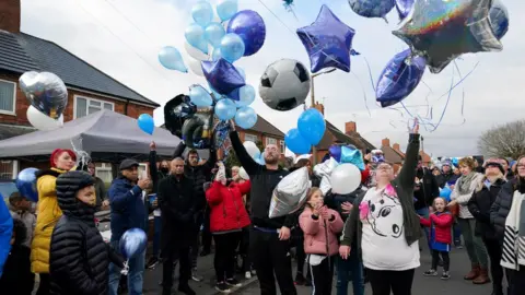 PA Media The crowds released balloons and clapped in tribute to Arthur