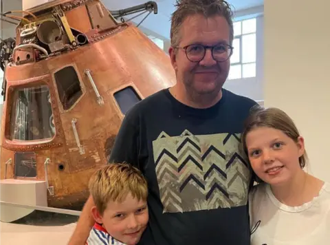 Instagram / bionicsurgeon Neil and his children