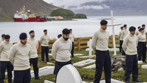 LPhot Belinda Alker Sailors at the service on the water side