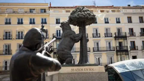 Getty Images A sculpture of King Emeritus Juan Carlos I with a hunting rifle, at Puerta del Sol, on 25 April, 2023 in Madrid, Spain.