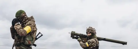 Getty Images A Ukrainian army soldier takes aim with an anti-aircraft missile, March 4, 2022, in Irpin, Ukraine.